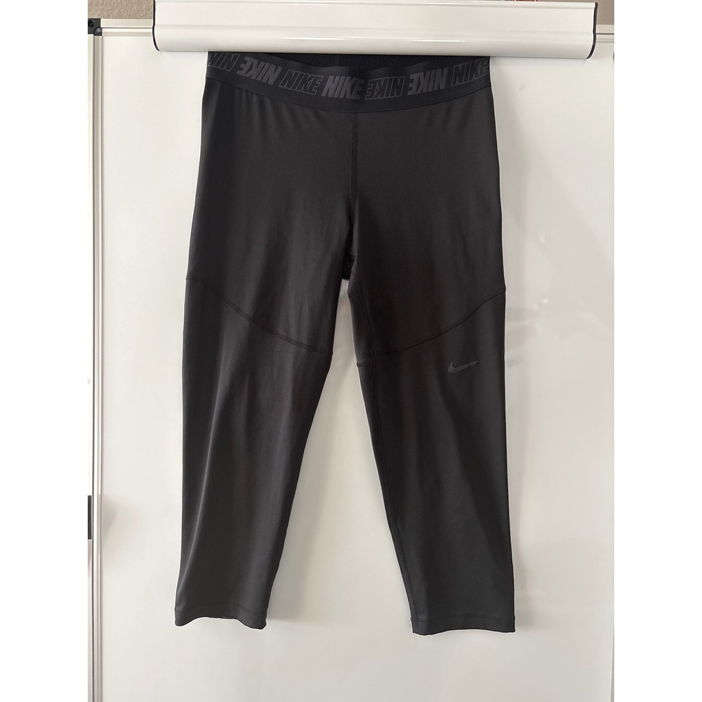 Nike women's black large athletic capri pants‎